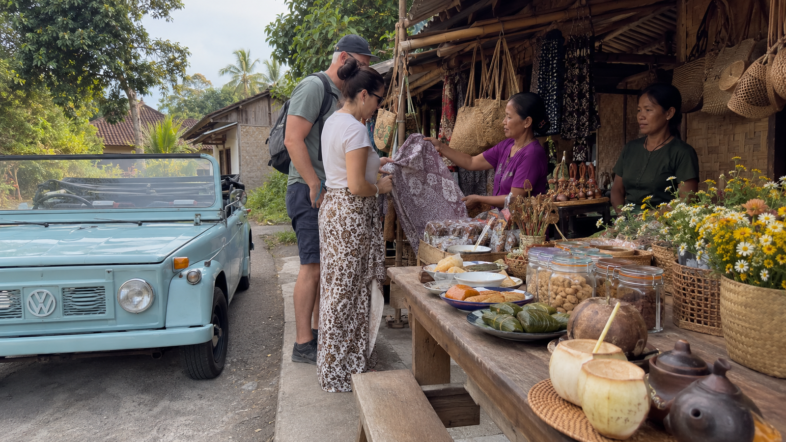VW Safari Borobudur melintasi area persawahan di Desa Karangrejo