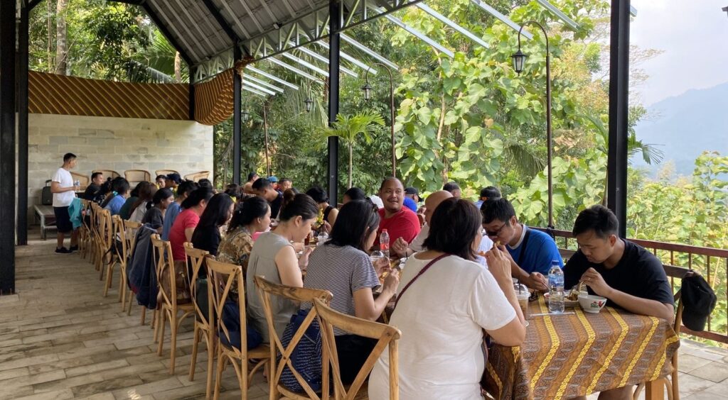 Tempat makan rombongan Borobudur: rombongan makan siang bersama di area semi terbuka Kedai Bukit Rhema