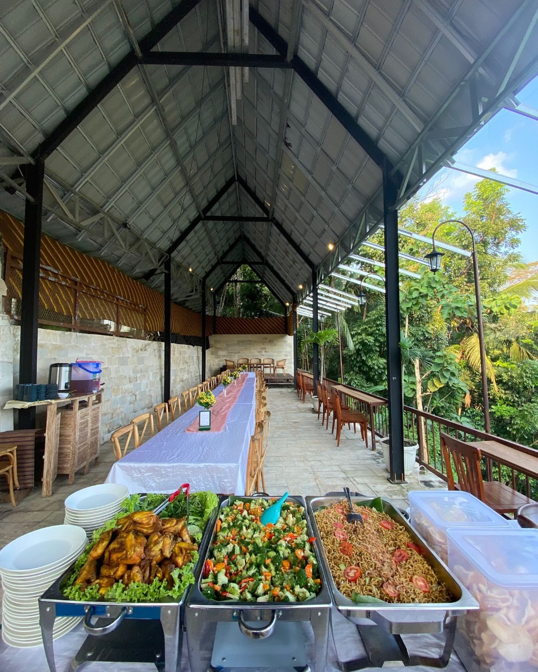 Sajian prasmanan untuk makan rombongan di Kedai Bukit Rhema dekat Borobudur